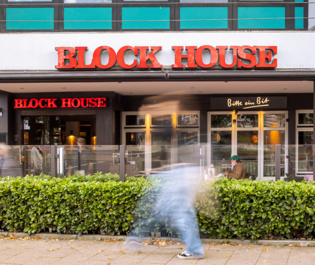 BLOCK HOUSE Hamburg Wandsbek – Steakhouse mit Terrasse Frontalansicht des BLOCK HOUSE Hamburg Wandsbek mit Terrasse und Eingangsbereich