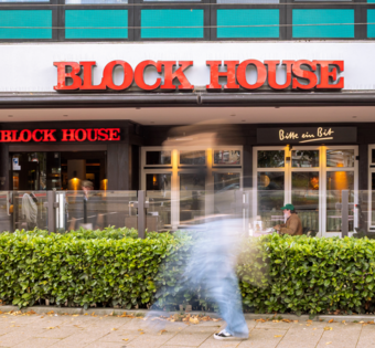 BLOCK HOUSE Hamburg Wandsbek – Steakhouse mit Terrasse Frontalansicht des BLOCK HOUSE Hamburg Wandsbek mit Terrasse und Eingangsbereich