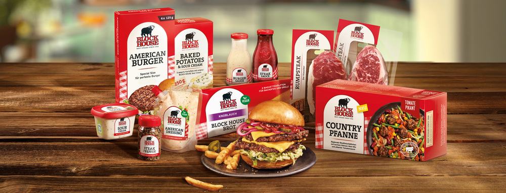 BLOCK HOUSE Cashback Aktion 2026 BLOCK HOUSE Steakhouse Produkte für zuhause mit Burger, Steaks, Saucen und Beilagen auf einem Tisch angerichtet