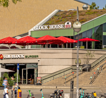 BLOCK HOUSE Berlin Zoo Palast Außenbereich des BLOCK HOUSE Restaurants am Zoo Palast in Berlin