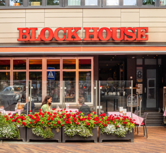 BLOCK HOUSE Hamburg Harburg – Außenansicht mit Terrasse Außenansicht des BLOCK HOUSE Steakhouse in Hamburg Harburg mit Terrasse und Gästen im Außenbereich