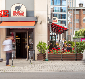 BLOCK HOUSE Berlin Friedrichstrasse Aussenansicht des BLOCK HOUSE Restaurants in der Friedrichsstraße in Berlin