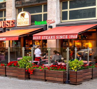 BLOCK HOUSE Berlin Karl-Marx-Allee Eingang des BLOCK HOUSE Restaurant Karl-Marx-Allee in Berlin