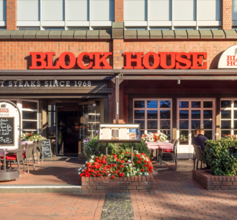 BLOCK HOUSE Hamburg Alstertal – Eingangsbereich mit Sonnenterrasse Eingangsbereich des BLOCK HOUSE Hamburg Alstertal mit Sonnenterrasse