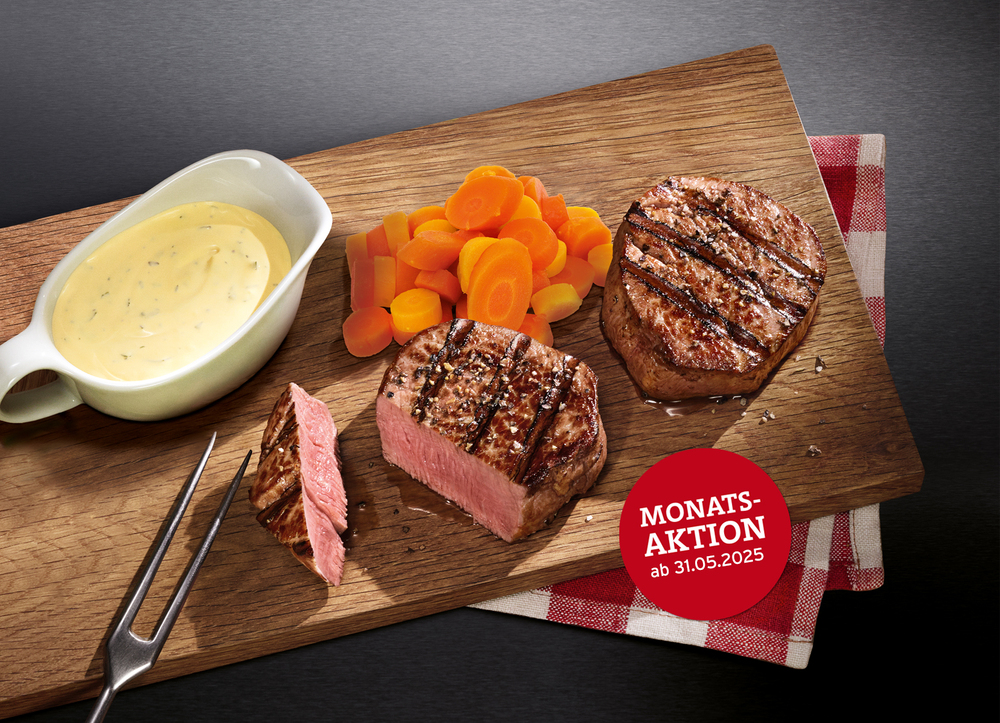 BLOCK HOUSE Monatsaktion – Filetmedaillons ab 31.05.2025 Zwei zarte Filetmedaillons mit Möhrengemüse und Sauce béarnaise auf Holzbrett – BLOCK HOUSE Monatsaktion ab 31. Mai 2025