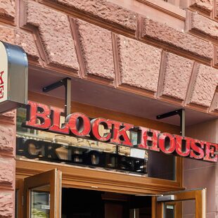 BLOCK HOUSE Aufschrift über dem Restaurant BLOCK HOUSE Börsenplatz in Frankfurt