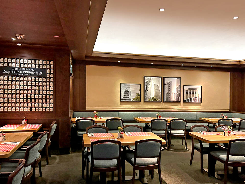 BLOCK HOUSE Veranstaltungsraum Frankfurt Europa-Allee Einladender Veranstaltungsraum im BLOCK HOUSE mit gemütlicher Atmosphäre, Holzmöbeln und liebevoll gedeckten Tischen.