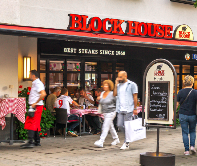 BLOCK HOUSE München Rindermarkt Außenansicht des BLOCK HOUSE München am Rindermarkt mit Gästen und Servicepersonal vor dem Restaurant.