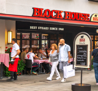 BLOCK HOUSE München Rindermarkt Außenansicht des BLOCK HOUSE München am Rindermarkt mit Gästen und Servicepersonal vor dem Restaurant.