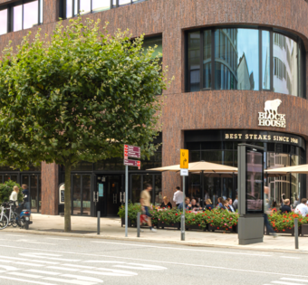 BLOCK HOUSE Deutschlandhaus Das BLOCK HOUSE Restaurant im Deutschlandhaus in Hamburg von Außen